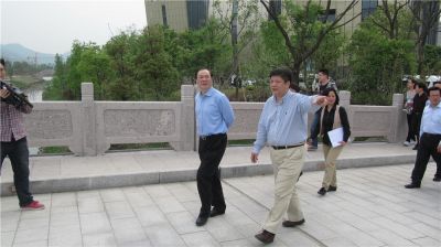 中宣部常務副部長：黃坤明及杭州濱江區委書記張耕視察尹解元公司施工的濱江動漫城橋工程
